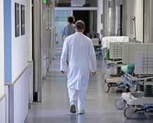 10 признаков того, что смерть близко Никто из нас не может предсказать, когда именно наступит смерть. Однако врачи и медсестры, которые имеют дело с тяжелобольными, знают, что приближение смерти сопровождается определенными симптомами.